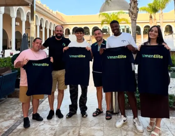 Opiniones curso AMZN Elite, Gaizka y Victor creadores y mentores del curso con unos alumnos.